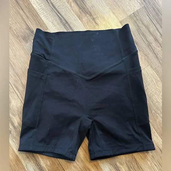 Halara Booty lifting shorts ultrasculpt - Picture 3 of 5